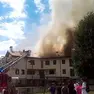 Le fiamme sono partite dal tetto minacciando anche gli appartamenti che sono stati invasi dal fumo