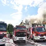 Le fiamme sono partite dal tetto minacciando anche gli appartamenti che sono stati invasi dal fumo