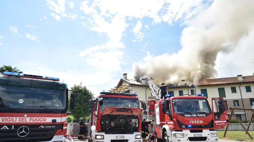Le fiamme sono partite dal tetto minacciando anche gli appartamenti che sono stati invasi dal fumo