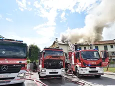 Le fiamme sono partite dal tetto minacciando anche gli appartamenti che sono stati invasi dal fumo
