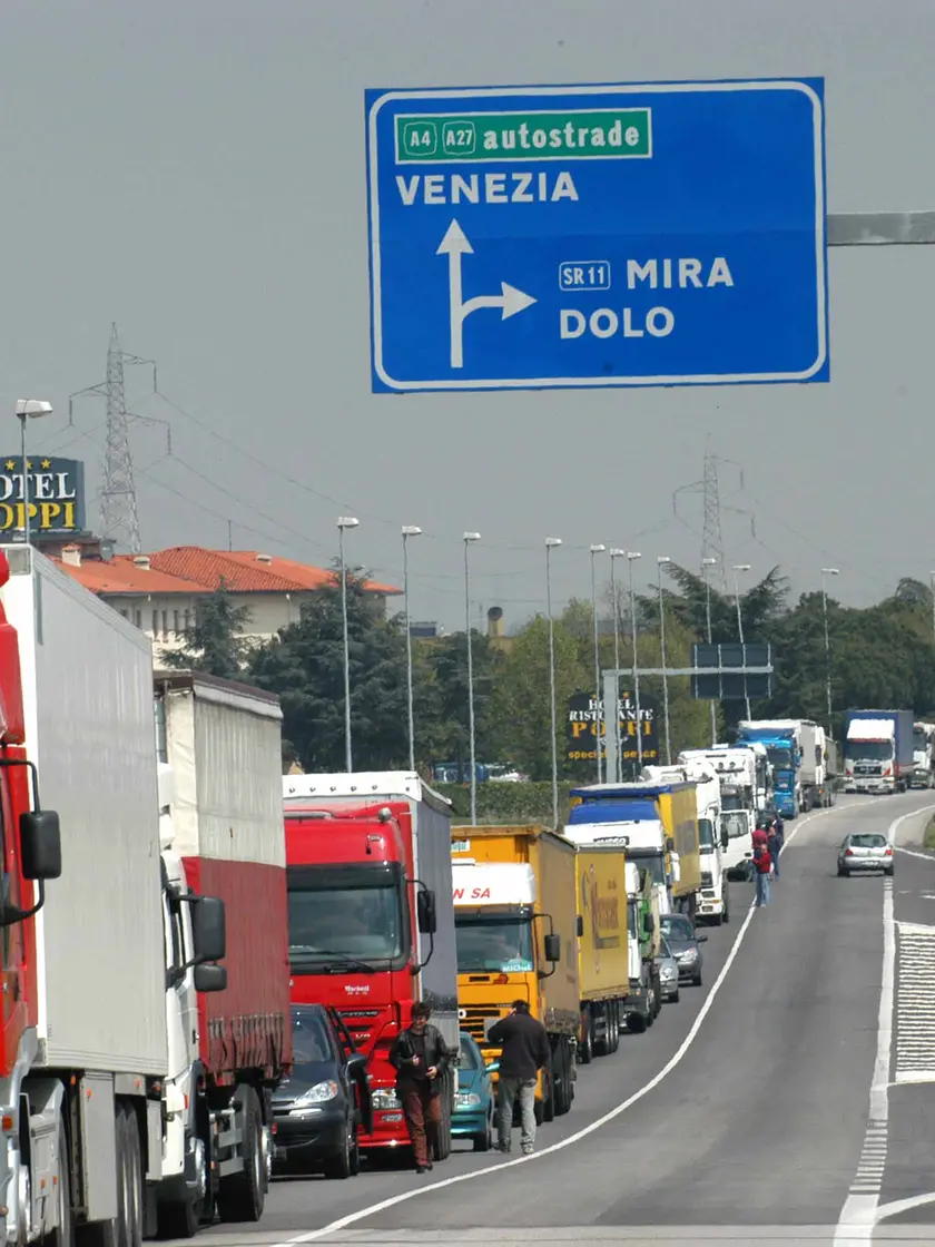 Coda di mezzi pesanti sulla Romea nel Veneziano: una scena abituale