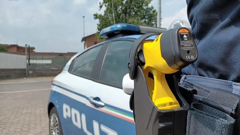L'uomo è stato fermato dalla polizia con il taser
