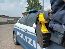 L'uomo è stato fermato dalla polizia con il taser