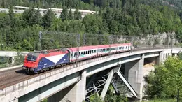 Un convoglio in transito lungo la Udine-Tarvisio