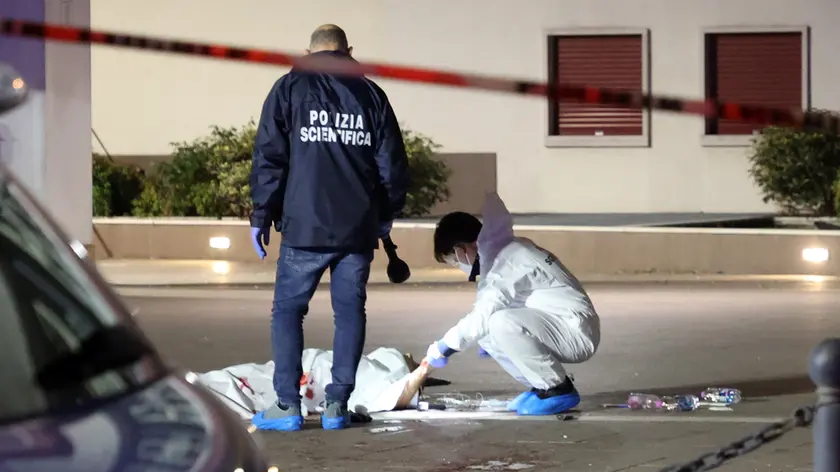 La salma di Ragip Kolgeci coperta da un lenzuolo bianco dopo il delitto nel piazzale di Fiera