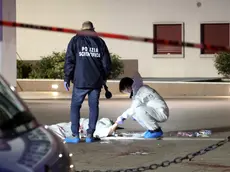 La salma di Ragip Kolgeci coperta da un lenzuolo bianco dopo il delitto nel piazzale di Fiera