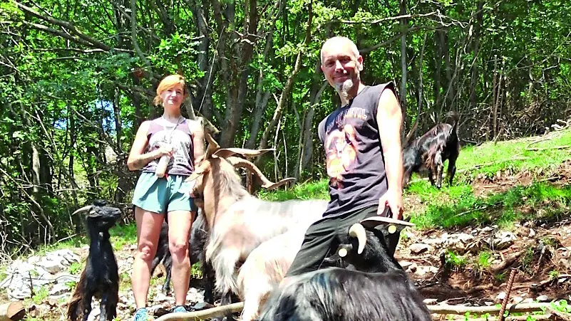 Ivo Romanelli con la compagna e le capre: ogni animale ha il nome di un mito dell’heavy metal