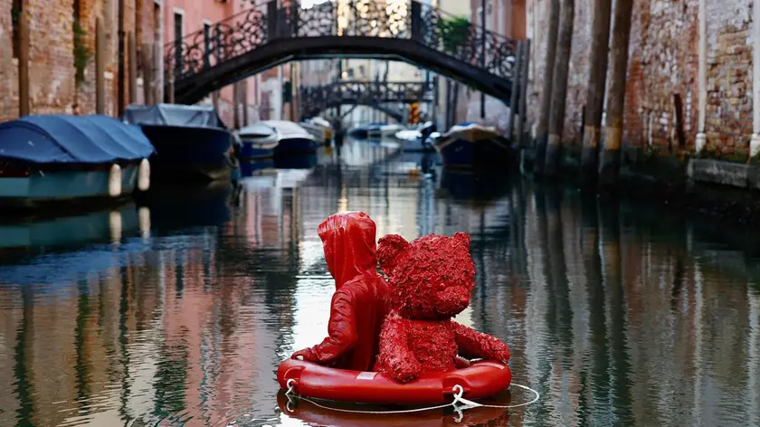 Il bimbo naufrago, l'installazione dell'artista James Colomina a Venezia