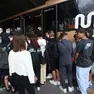 Studenti trevigiani alla fermata di un autobus Mom