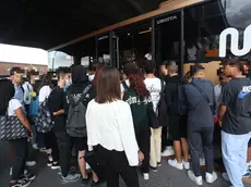 Studenti trevigiani alla fermata di un autobus Mom