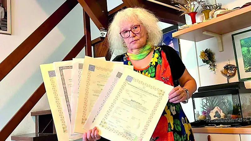 Adriana con parte dei suoi diplomi