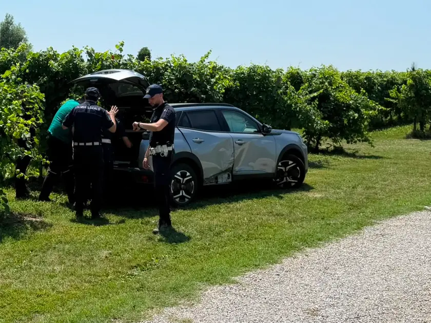 L'auto finito fuori strada