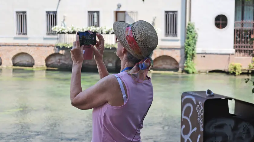 Una turista in visita a Treviso