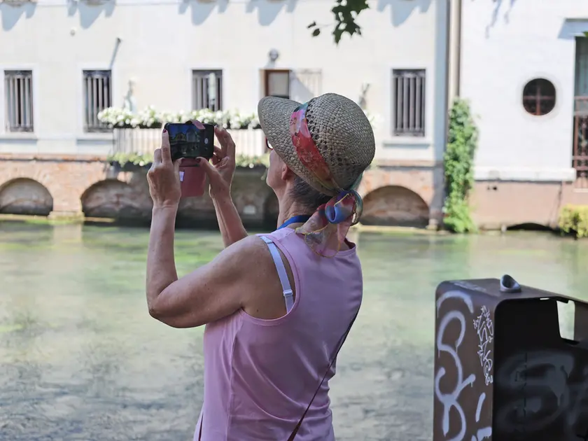Una turista in visita a Treviso