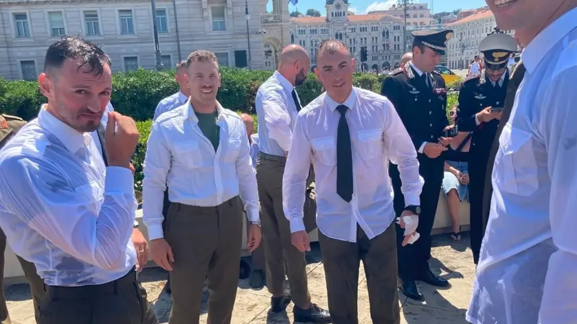 Il gruppo degli allievi dell'Accademia che si è lanciata in mare per salvare l'uomo