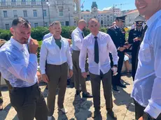 Il gruppo degli allievi dell'Accademia che si è lanciata in mare per salvare l'uomo