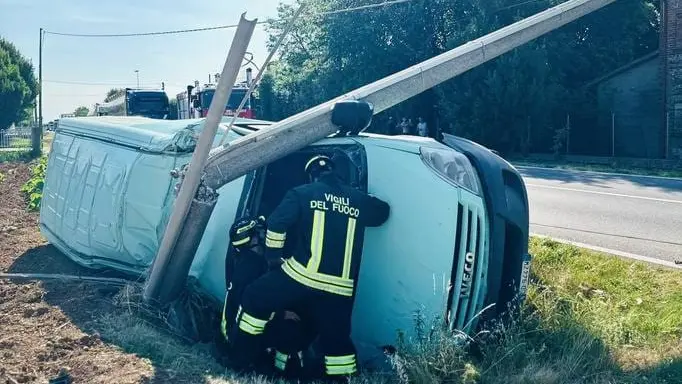 Il furgone uscito di strada (credit: vigili del fuoco)