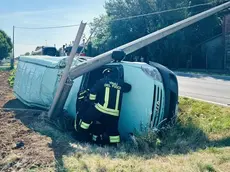 Il furgone uscito di strada (credit: vigili del fuoco)