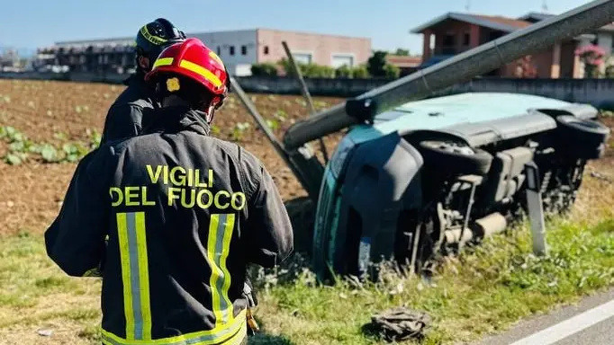 Il furgone è finito contro un palo Enel (credit: vigili del fuoco)