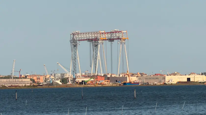 La gru Goliath a Chioggia: la prima arriverà a Panzano il primo agosto Foto Pórcile
