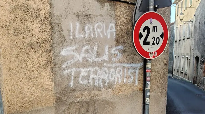La scritta contro la Salis