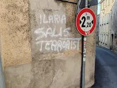 La scritta contro la Salis