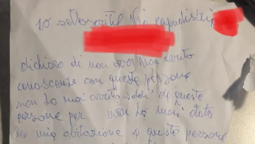 Un estratto del foglio che l'anziana ha compilato sotto indicazione del criminale