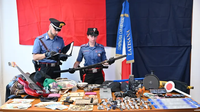 Sequestrati numerosi arnesi da scasso, oltre a 5.000 euro in contanti, tre coppie di targhe clonate, numerosi monili e 48 orologi di valore