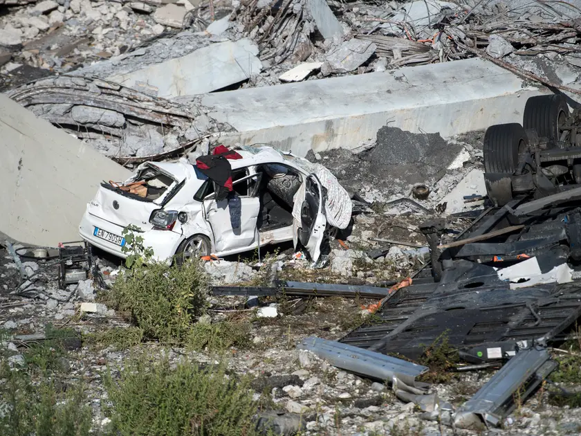 Un'auto distrutta dopo il crollo del ponte Morandi