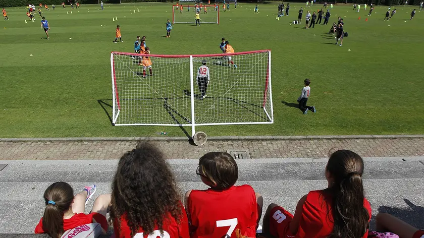 Una partita di giovani calciatori