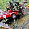 La Porsche 914 finita nel torrente lungo la strada del passo Giau