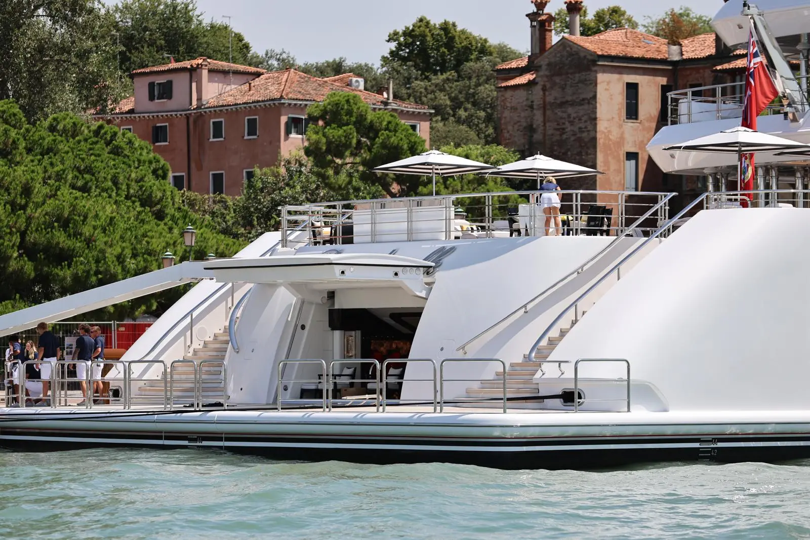 Lo yacht Boardwalk in Riva dei sette Martiri