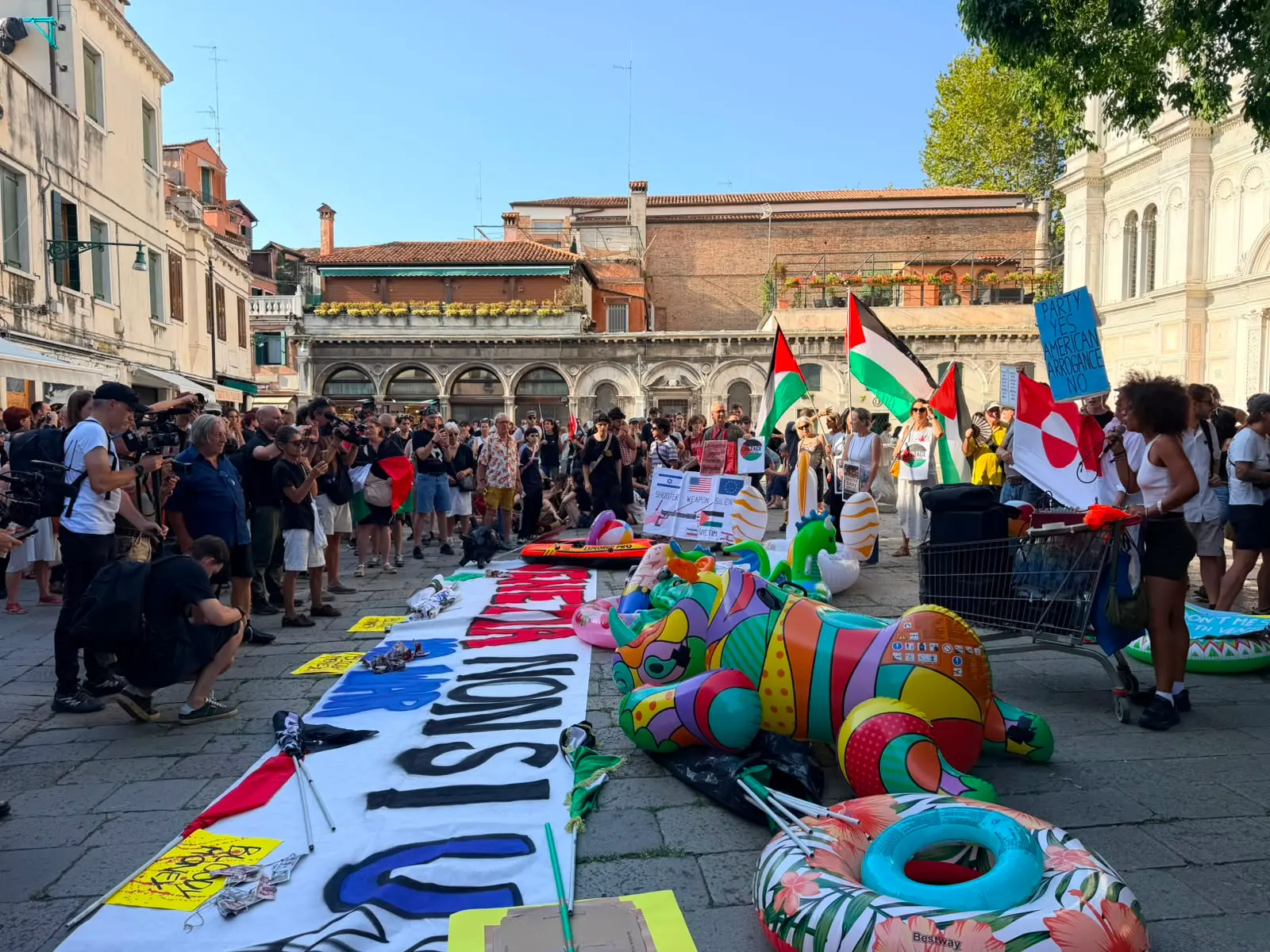 La protesta a Venezia contro lo yacht di Tilman Fertitta