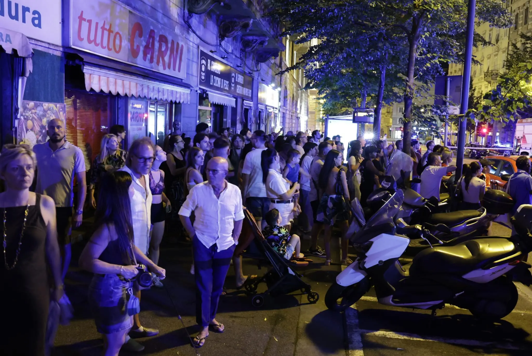 Decine le persone in strada, molti di loro sono i condòmini fatti evacuare dai vigili del fuoco (Foto Lasorte)