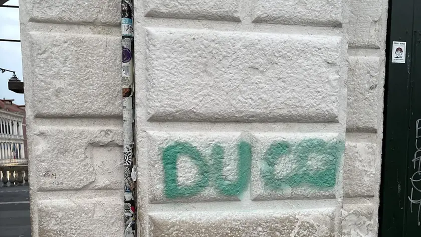 Una parte del ponte imbrattato