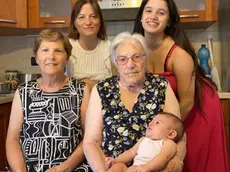 La piccola Olivia con mamma, nonna, bisnonna e trisnonna