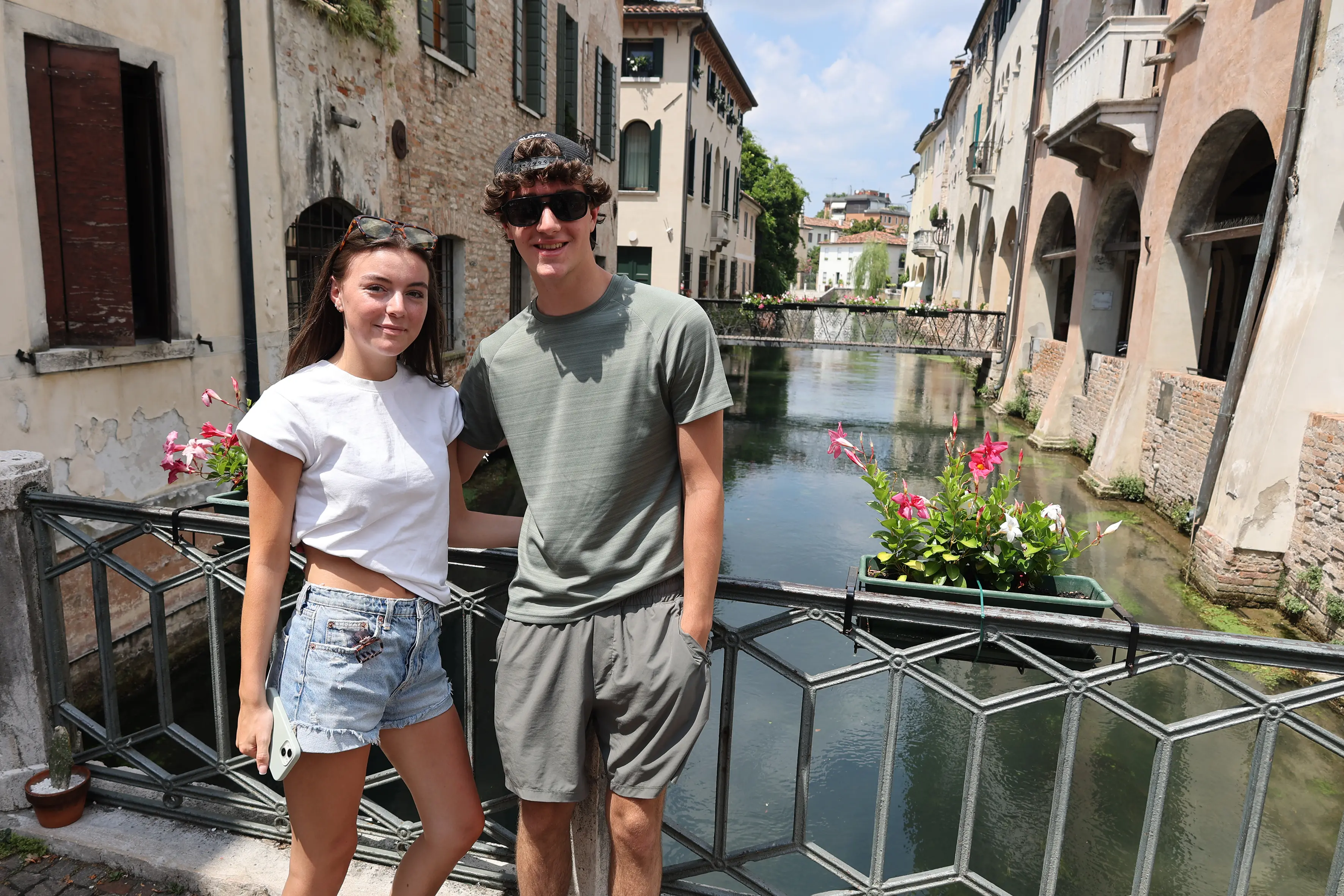 Una coppia a passeggio in centro a Treviso