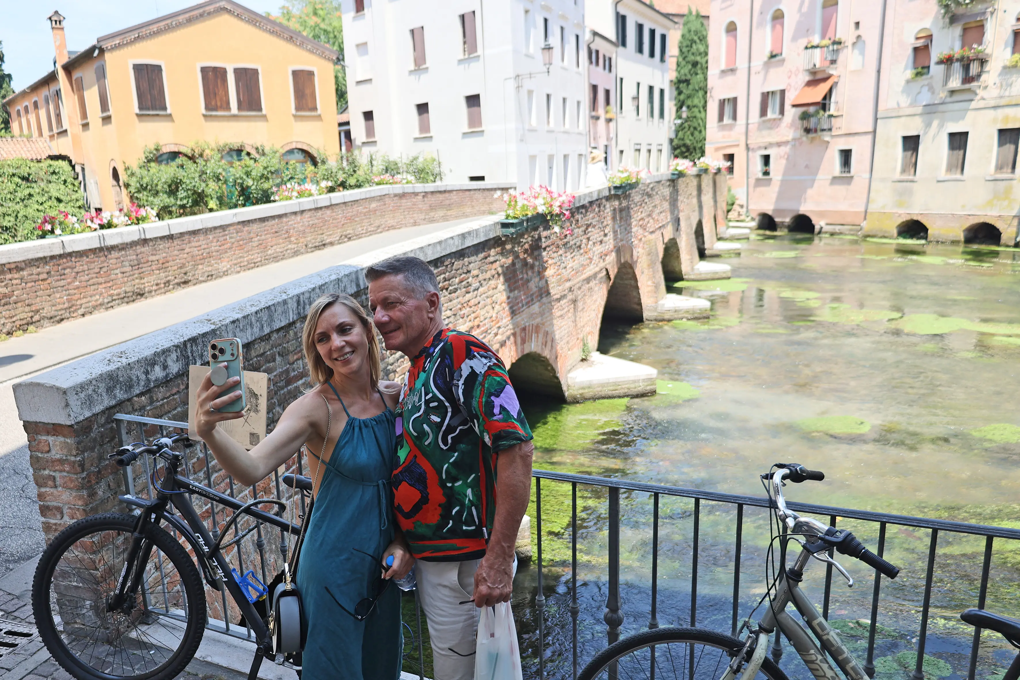 Il selfie in riva al fiume Sile in centro città