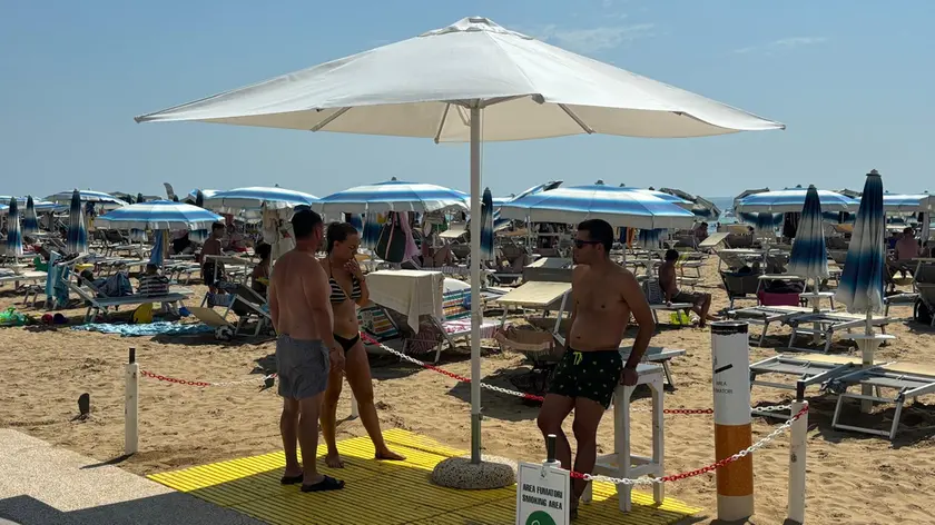 Un'area fumatori della spiaggia di Jesolo