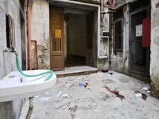 La corte interna della palazzina di via Battisti. Foto Lasorte