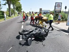 Il motociclista soccorso dai sanitari del 118 sulla Feltrina