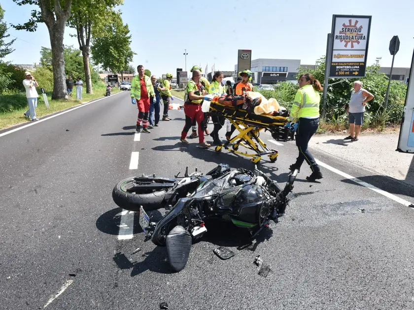 Il motociclista soccorso dai sanitari del 118 sulla Feltrina