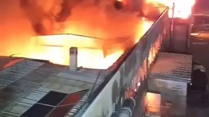 L'incendio al capannone di via Magnadola (foto vigili del fuoco)