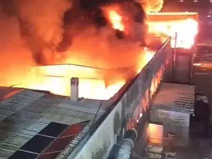 L'incendio al capannone di via Magnadola (foto vigili del fuoco)