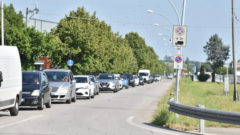 Code di auto in uscita dall'area industriale