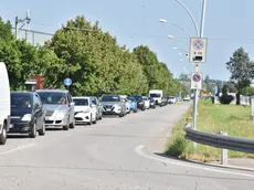 Code di auto in uscita dall'area industriale