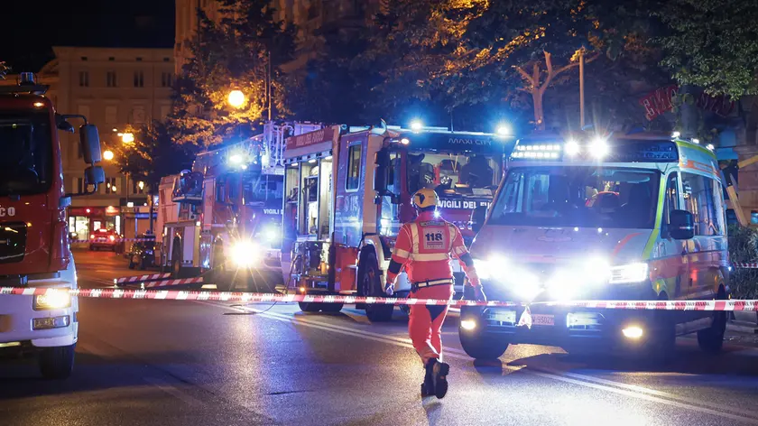 Vigili del fuoco e 118 sotto il palazzo di via Battisti 8 durante i soccorsi (foto Andrea Lasorte)