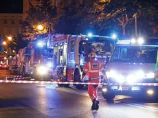 Vigili del fuoco e 118 sotto il palazzo di via Battisti 8 durante i soccorsi (foto Andrea Lasorte)