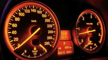 Concessionaria condannata a risarcire l’acquirente: l’auto venduta aveva il contachilometri modificato