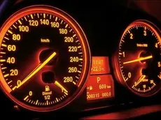 Concessionaria condannata a risarcire l’acquirente: l’auto venduta aveva il contachilometri modificato